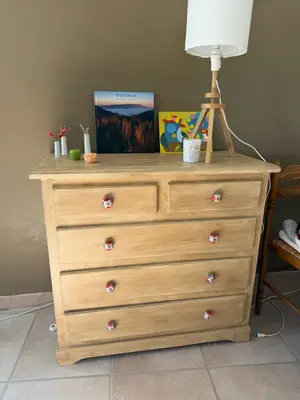 à donner -Commode en bois 90 x 45 x 120 cm en assez bon état, un tiroir à réparer