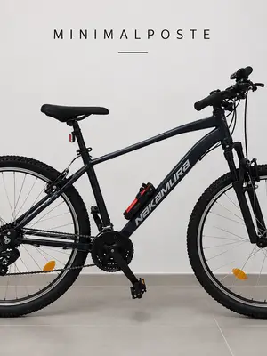 Vélo bleu foncé peu utilisé avec quelques égratignures