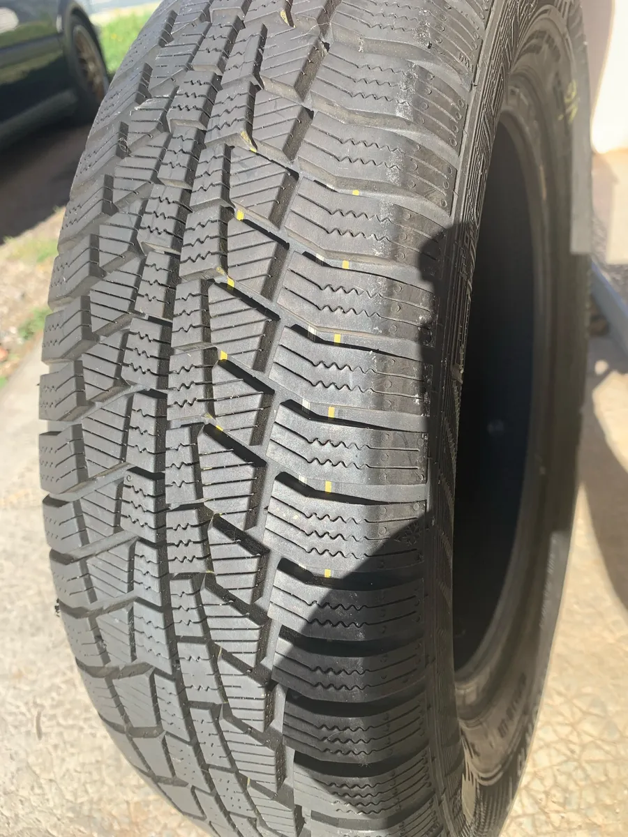 2 pneus hiver Gislaved 175/65R15 84T quasi neufs - Photo 1