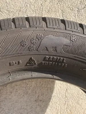 2 pneus hiver Gislaved 175/65R15 84T quasi neufs - Miniature 4