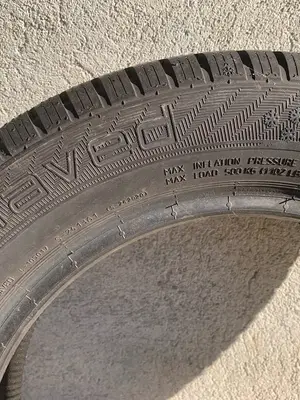 2 pneus hiver Gislaved 175/65R15 84T quasi neufs - Miniature 3