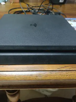PS4 Slim 1To + manette + 5 jeux