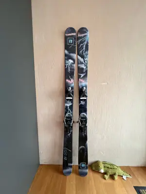 Skis Armada BDog 94 de 164 cm avec fixations Look Pivot 13 2.0