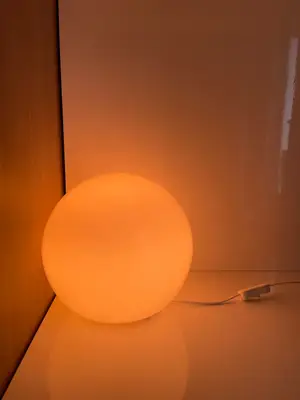 Lampe IKEA Fado avec ampoule multicolore, télécommande et boîte d’origine - Miniature 2