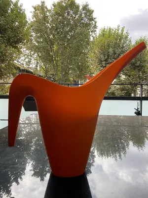 Arrosoir orange comme neuf