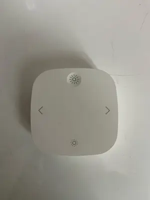 Lampe IKEA Fado avec ampoule multicolore, télécommande et boîte d’origine - Miniature 4