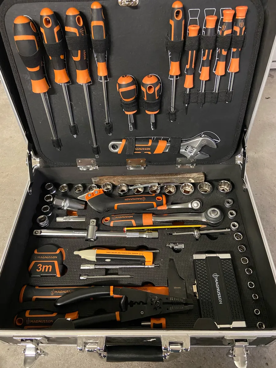 Boîte à outils avec tous les outils à l’intérieur, en excellent état - Photo 1