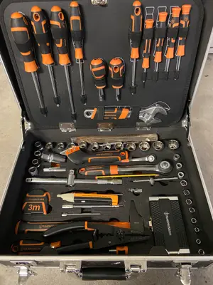 Boîte à outils avec tous les outils à l’intérieur, en excellent état