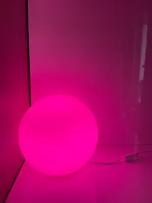 Lampe IKEA Fado avec ampoule multicolore, télécommande et boîte d’origine - Miniature 3