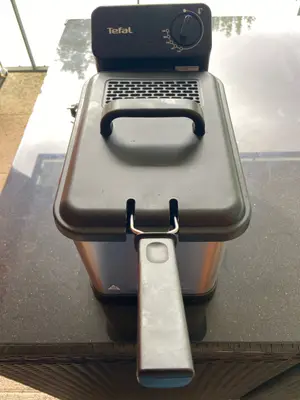 Friteuse à huile en très bon état avec filtre