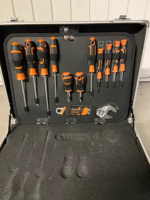 Boîte à outils avec tous les outils à l’intérieur, en excellent état - Miniature 3