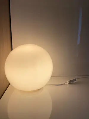 Lampe IKEA Fado avec ampoule multicolore, télécommande et boîte d’origine
