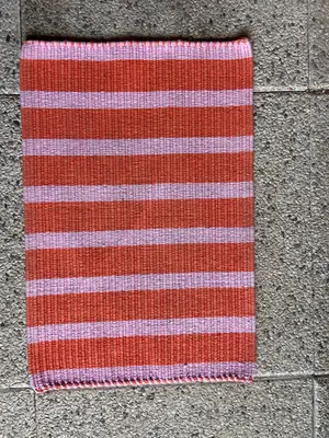 Paillasson rayé orange et rose, très propre