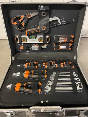 Boîte à outils avec tous les outils à l’intérieur, en excellent état - Miniature 2