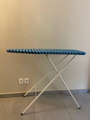 Planche et fer à repasser en très bon état, vendus ensemble