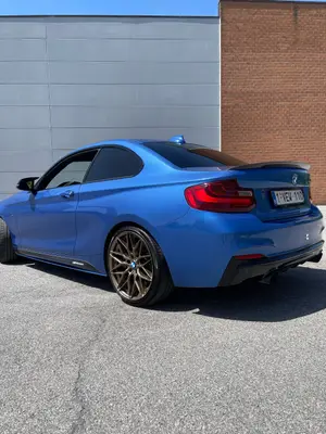 BMW M235i F22 2015 Bleu Estoril, boîte auto ZF8 et pack M Perf - Miniature 2