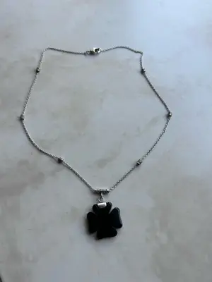 Collier argent pendentif trèfle noir élégant