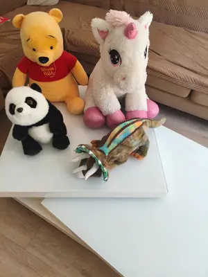 Lot de 4 peluches : licorne, Winnie, tricératops et panda, en parfait état - Miniature 4