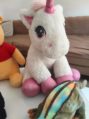 Lot de 4 peluches : licorne, Winnie, tricératops et panda, en parfait état - Miniature 2