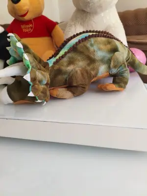 Lot de 4 peluches : licorne, Winnie, tricératops et panda, en parfait état
