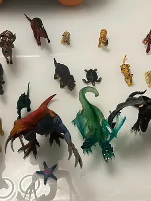 Lot de figurines dinosaures en très bon état, vendues complètes - Miniature 2
