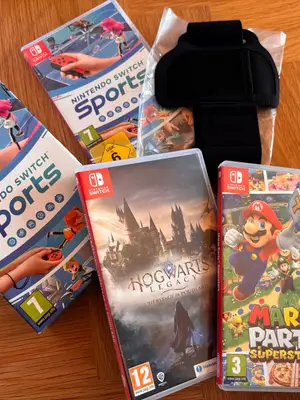 Nintendo Switch avec deux manettes, trois jeux et une manette Joy-Con - Miniature 2