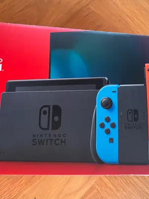 Nintendo Switch avec deux manettes, trois jeux et une manette Joy-Con - Miniature 4