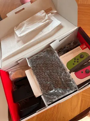 Nintendo Switch avec deux manettes, trois jeux et une manette Joy-Con - Miniature 3