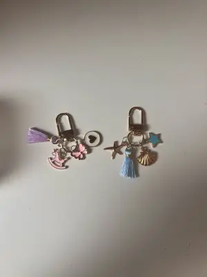 Charms et porte-clefs bleu et rose