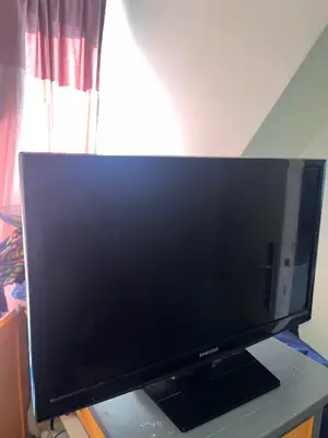 TV Samsung 24 pouces HD 61 cm avec pied d'origine et câbles - Miniature 2