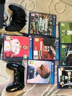 PS4 Slim + 3 manettes Sony + 7 jeux