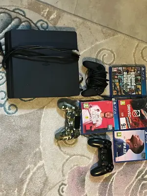 PS4 Slim + 3 manettes + 7 jeux - 300€