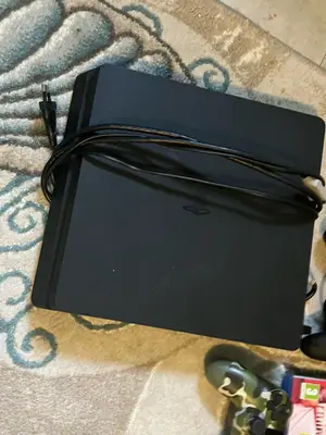 PS4 Slim + 3 manettes Sony + 7 jeux - Miniature 2