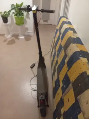 Trottinette électrique Xiaomi 4 Lite en très bon état - Miniature 2