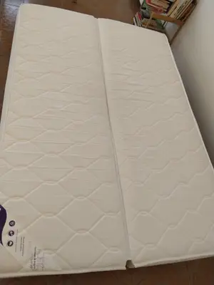 Matelas une place et demie pour clic-clac, comme neuf.Prix négociable et possibilité de livraison.