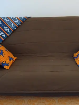 Canapé lit neuf avec matelas, sommier et rangement.Possibilités de livraison.