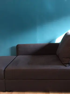 Canapé banquette Ikea avec méridienne et un espace de rangement
