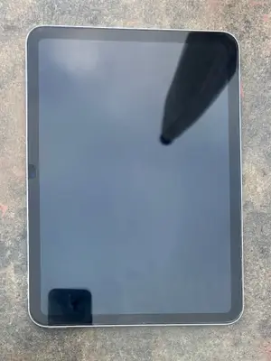 iPad 10e génération 2022 - 10,9" bon état - Miniature 2