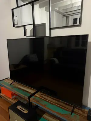 Téléviseur Telefunken modèle 2021 148 x 83 cm en très bon état