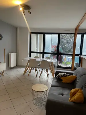 Chambre meublée en colocation féminine, très bon état, lumineuse