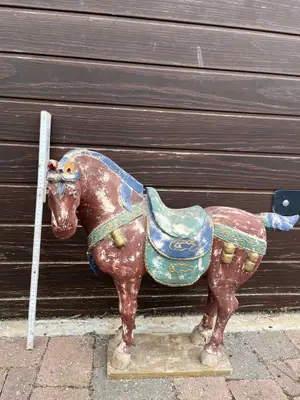 Deux statues chevaux anciens style Tang patine d'origine
