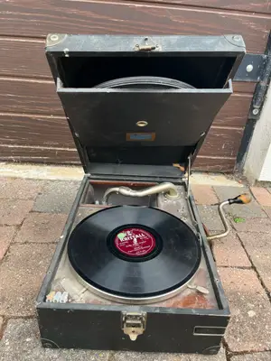 Gramophone vintage Electrola de voyage avec disques 78 tours