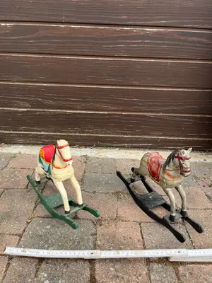 Deux chevaux à bascule anciens en bois peints