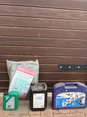 Lot bricolage/garage : bâche, huiles moteur, chaînes à neige