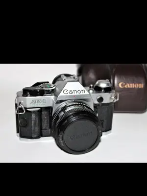 Appareil photo argentique Canon AE-1 avec objectif et étui de protection