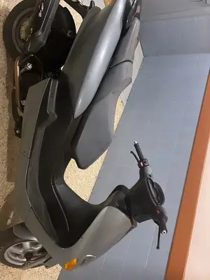 Scooter gris bon état - Déplacements en ville - Miniature 3