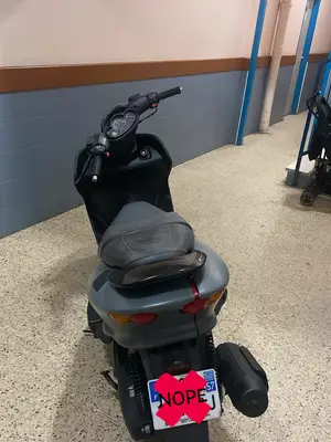Scooter gris bon état - Déplacements en ville - Miniature 2