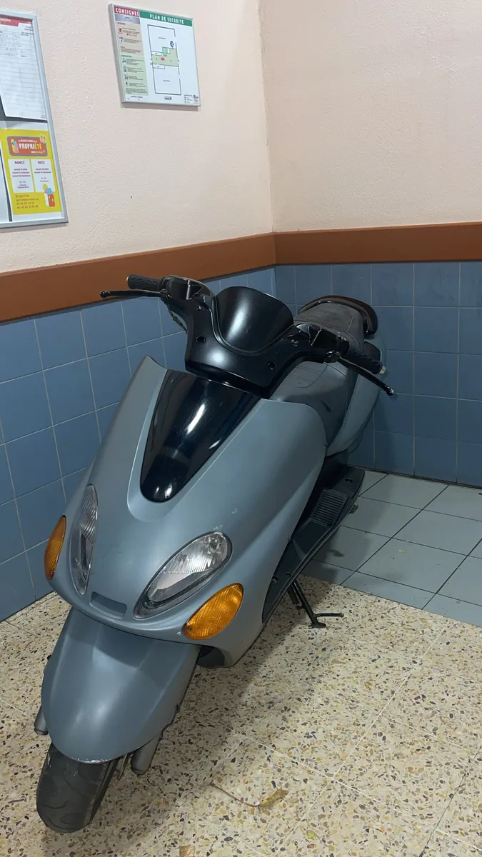 Scooter gris bon état - Déplacements en ville - Photo 1