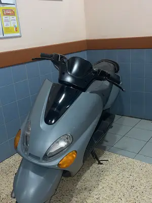 Scooter gris bon état - Déplacements en ville
