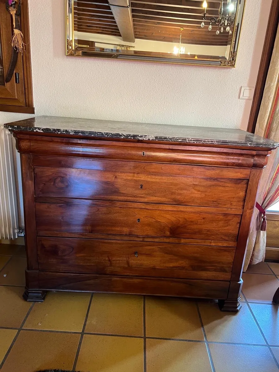 Commode Louis Philippe 4 tiroirs avec dessus en marbre - Photo 1
